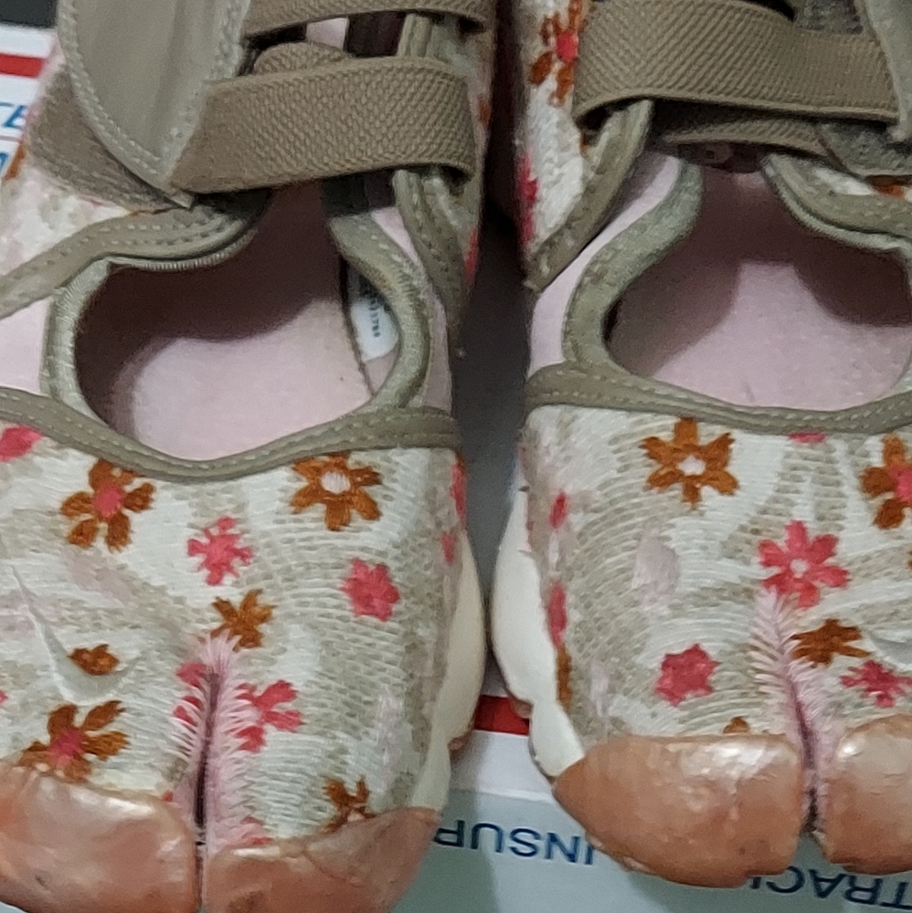 Tennis shoes